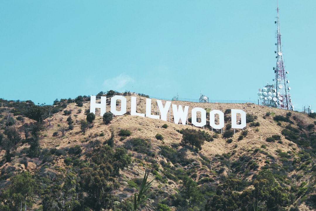 Cento fumetti per Rodolfo Valentino: l’omaggio della Puglia al divo di Hollywood nel Consiglio regionale