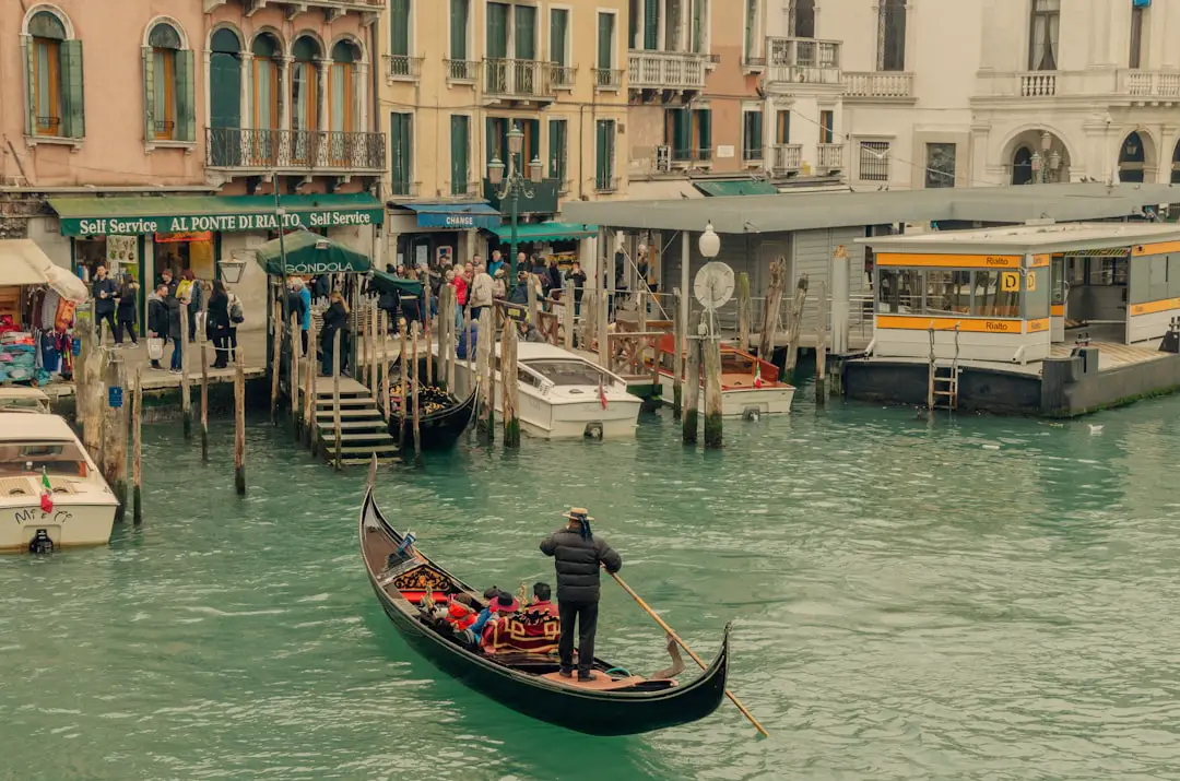 Dal 22 agosto al 7 settembre 2025 torna “Cinema Galleggiante ~ Acque Sconosciute”, la rassegna culturale nelle acque della laguna di Venezia