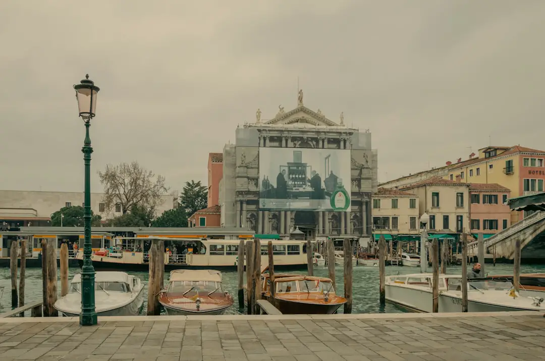 Mostra del cinema di Venezia 2025 al via: George e Amal Clooney sono arrivati al Lido. Lo stile è un affare di coppia