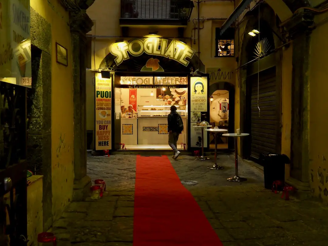 Festival del Cinema di Venezia 2025: Benedetta Porcaroli, l’eleganza del rossetto rosso, e le pagelle dei beauty look della cerimonia di chiusura